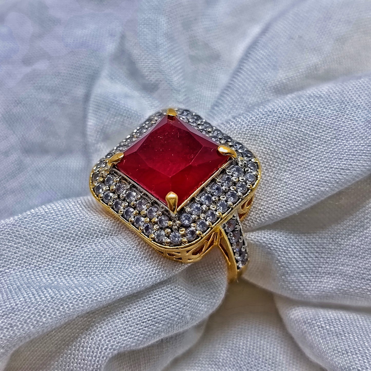 Beautiful red chetam ring/uk1990