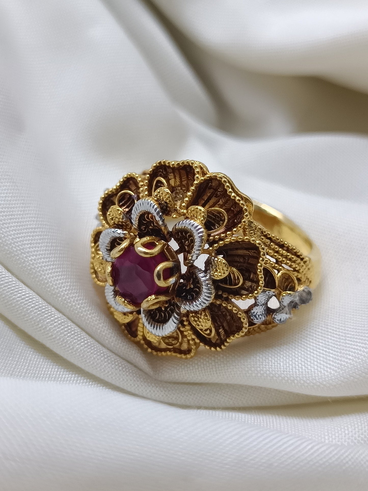 Luxurious gold style ring/uk10