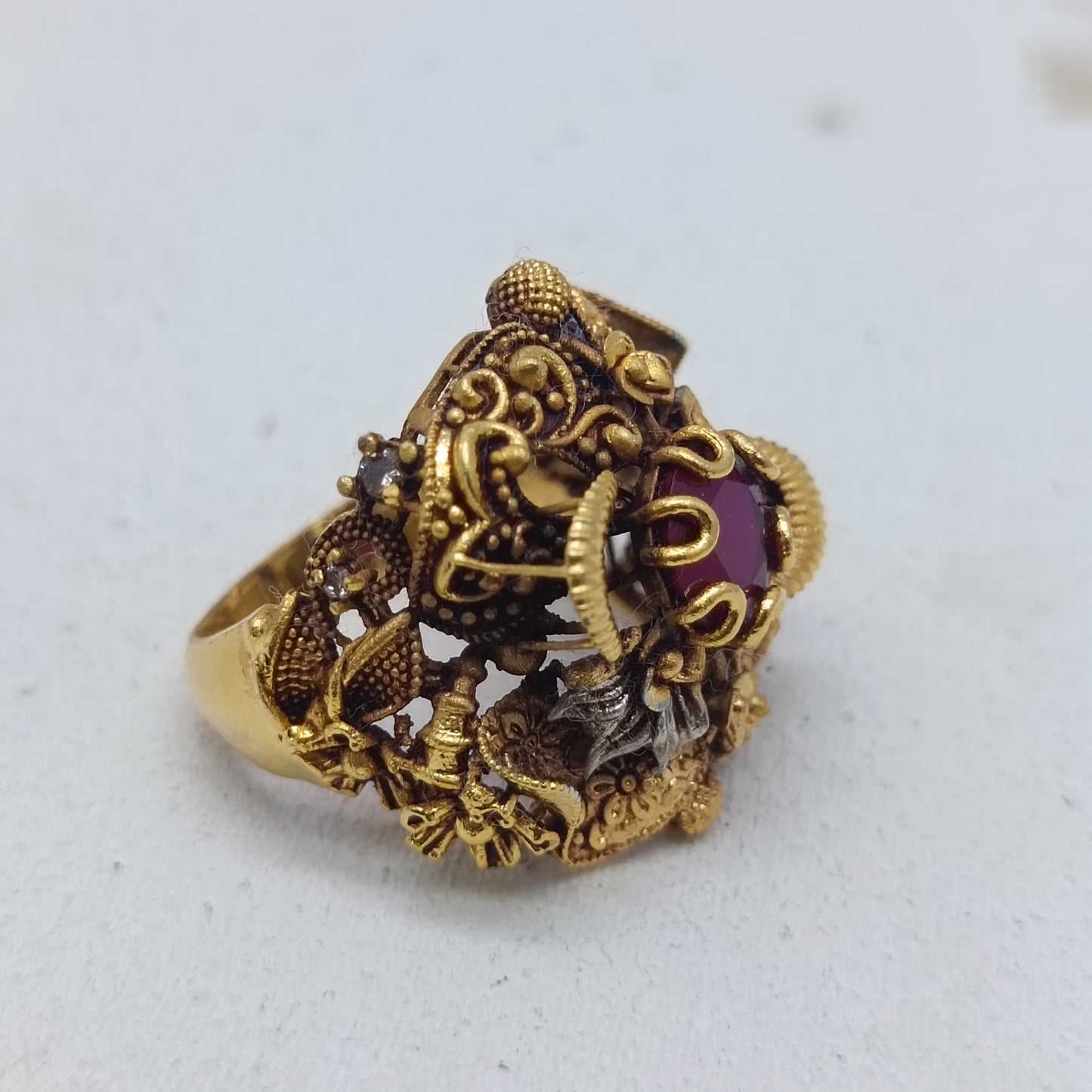 Vintage Red Gemstone Filigree Ring – Ornate Gold Design