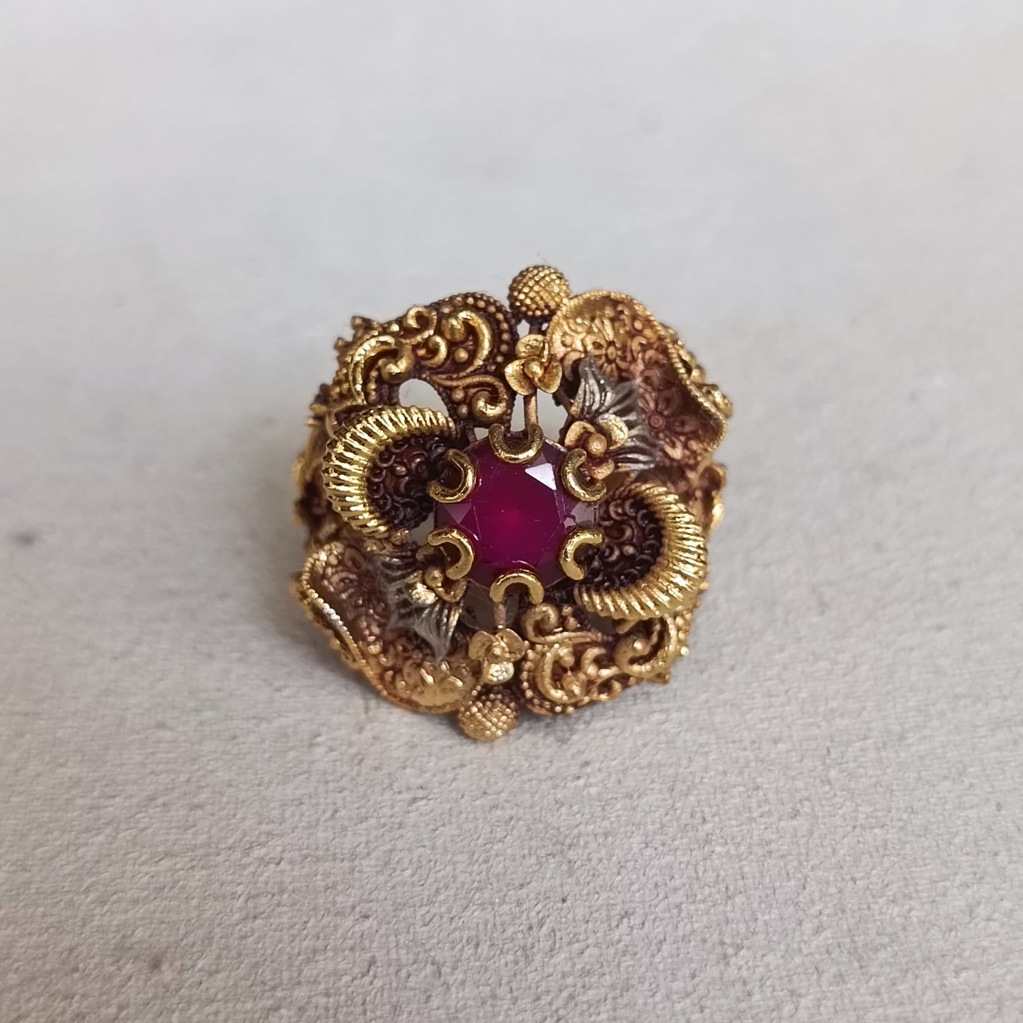 Vintage Red Gemstone Filigree Ring – Ornate Gold Design