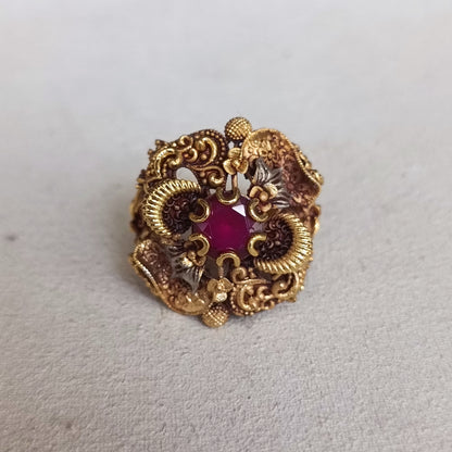Vintage Red Gemstone Filigree Ring – Ornate Gold Design