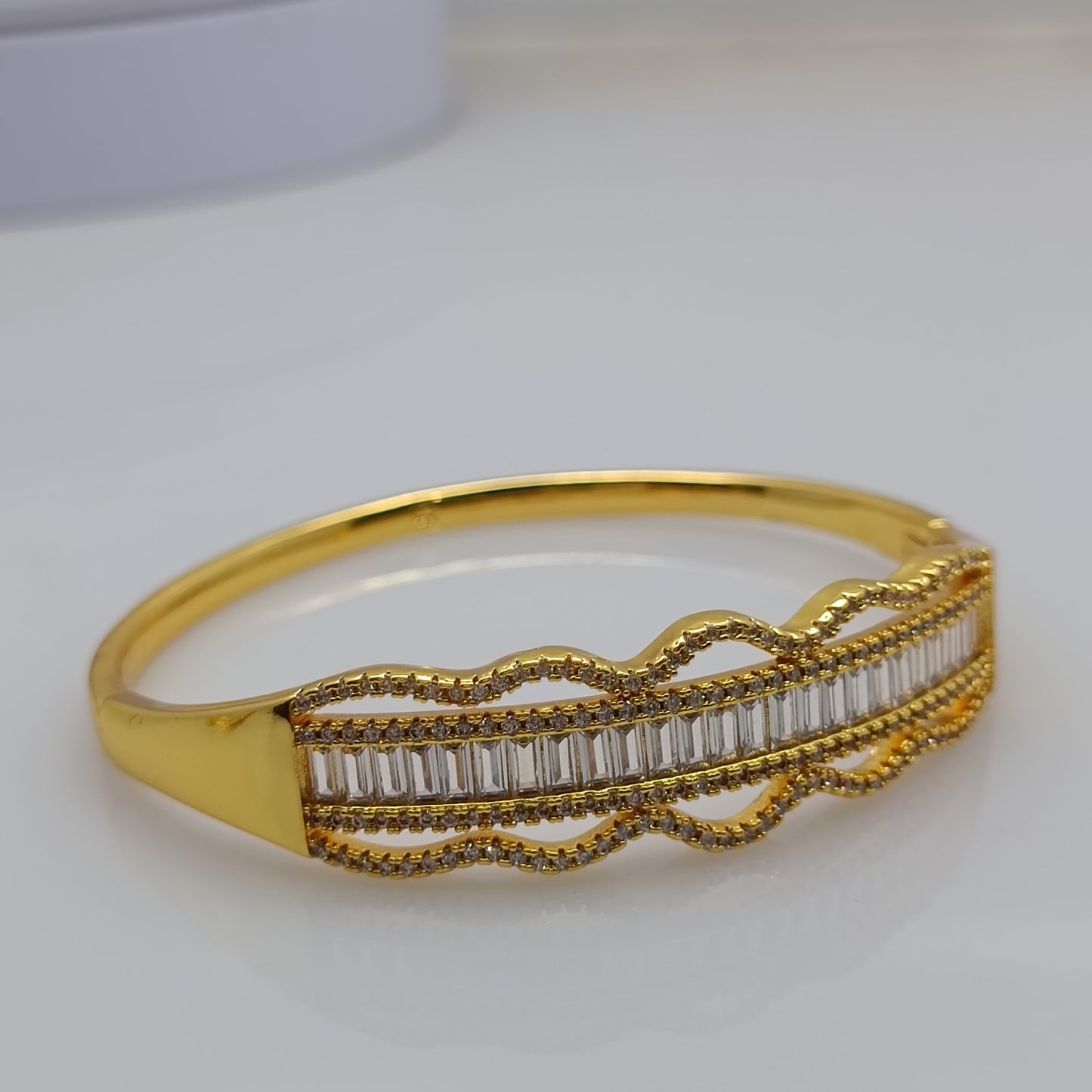 Chic Stackable Openable Bracelet – Modern Gold Bangle with Secure Clasp/Uk7