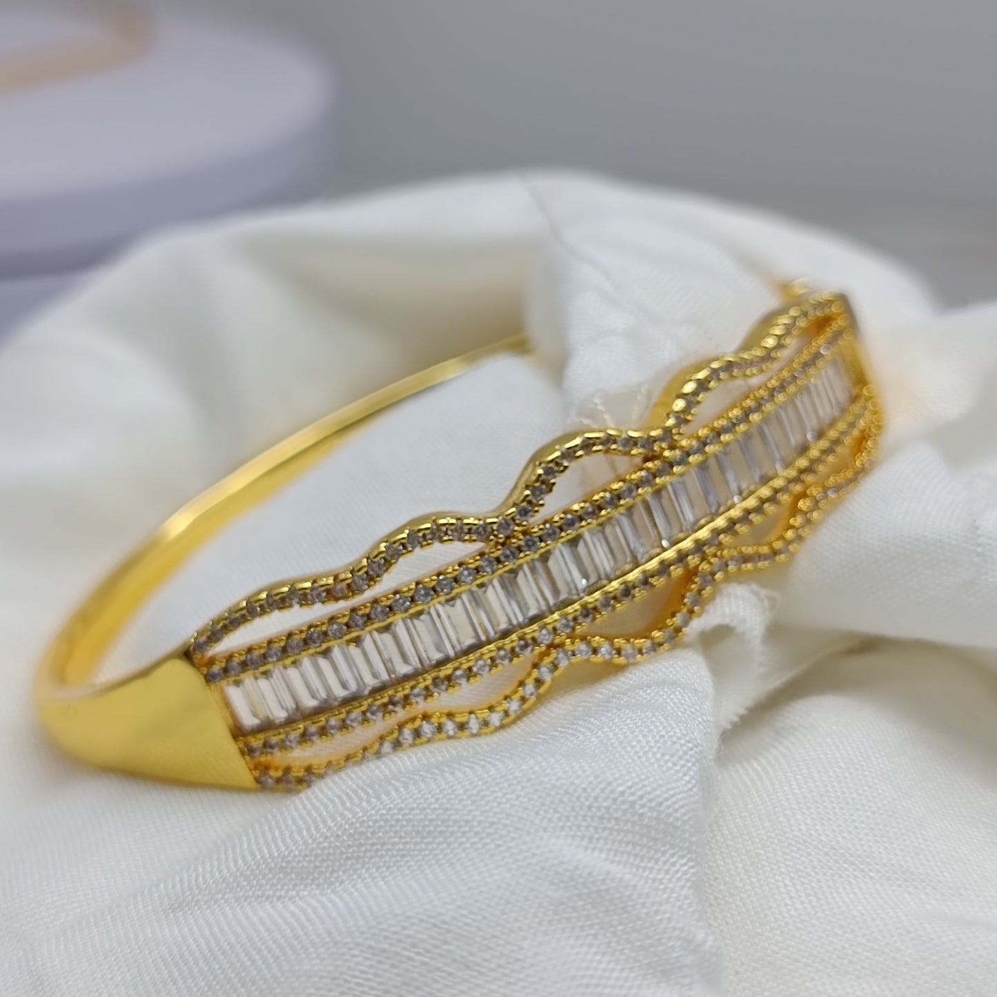 Chic Stackable Openable Bracelet – Modern Gold Bangle with Secure Clasp/Uk7