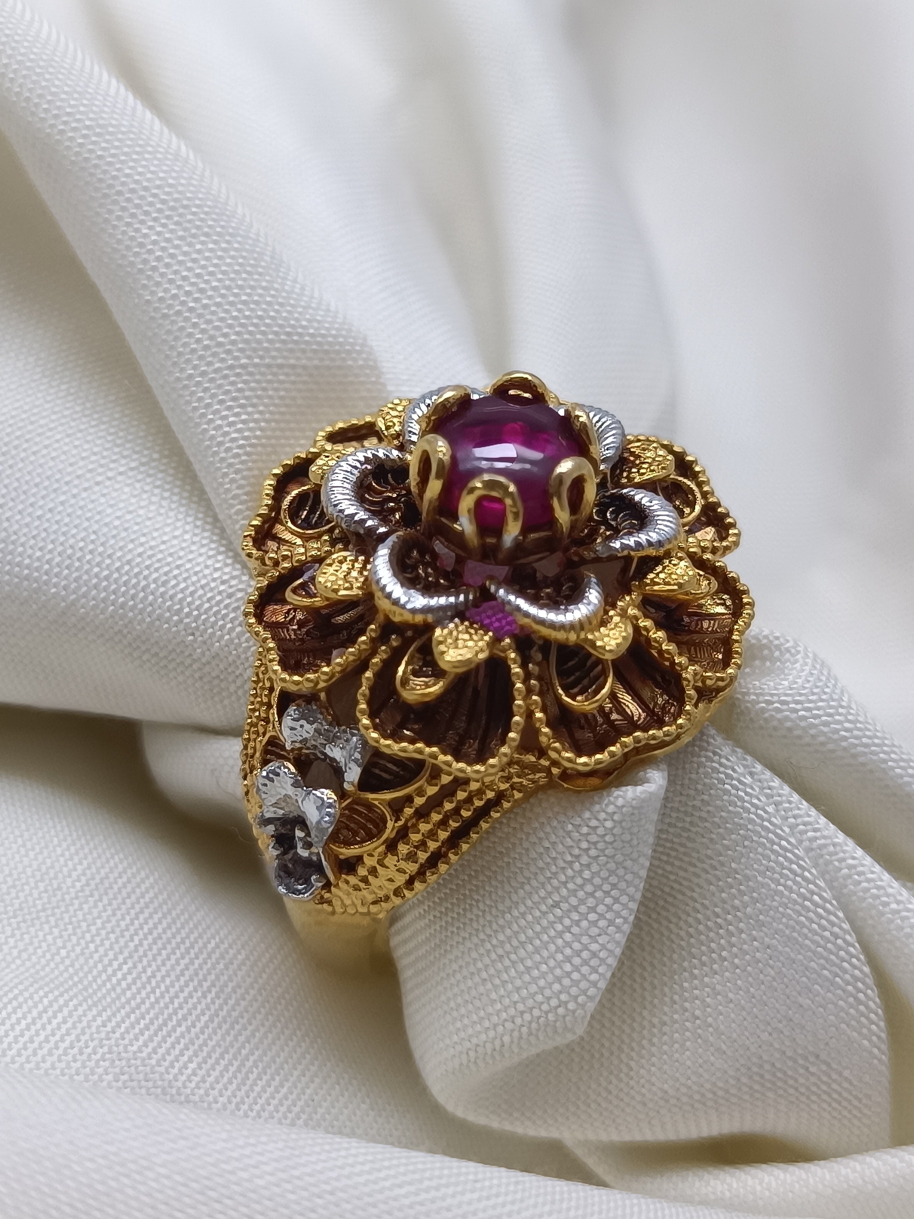 Luxurious gold style ring